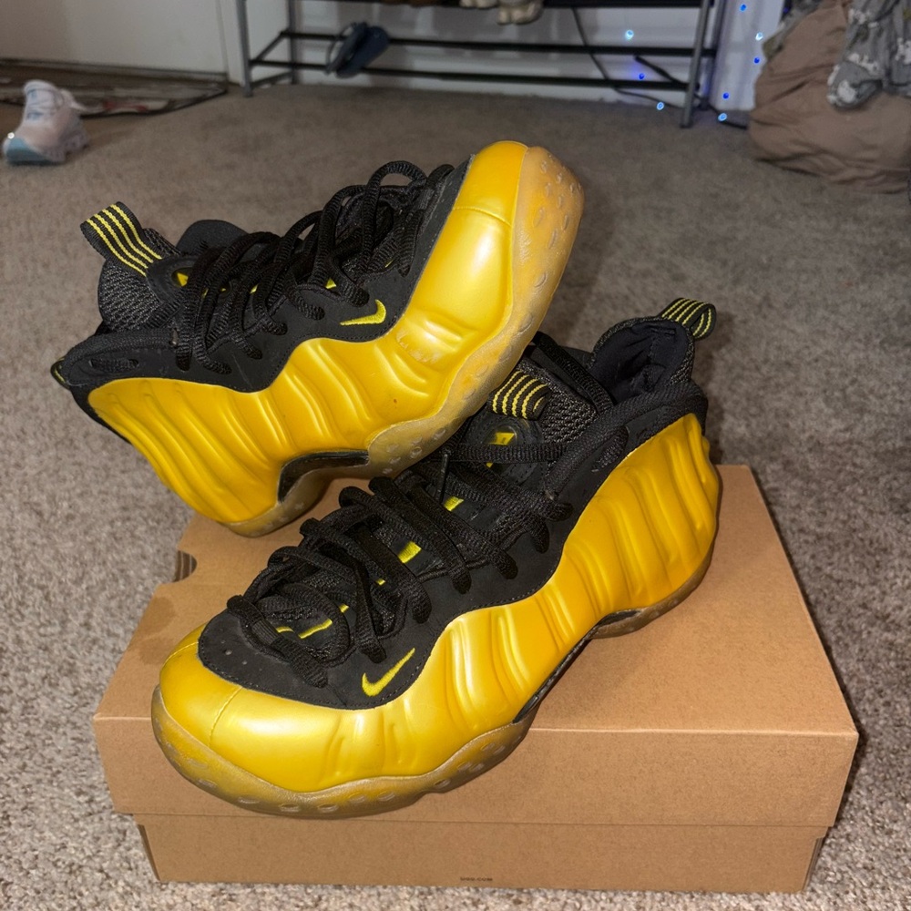 Nike Men's Black and Yellow Sneakers